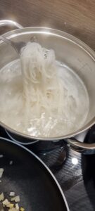 gotowanie makaronu ryżowego