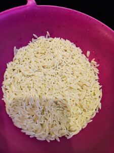 ugotowany makaron w kształcie ryżu